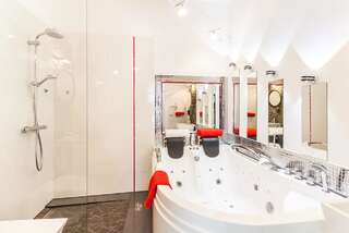 Апарт-отели Komorowski Luxury Guest Rooms Краков Роскошный номер с кроватью размера «king-size»-11