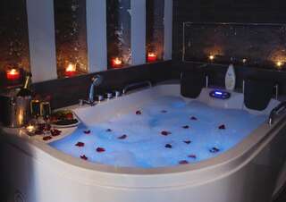 Апарт-отели Komorowski Luxury Guest Rooms Краков Роскошный номер с кроватью размера «king-size»-17