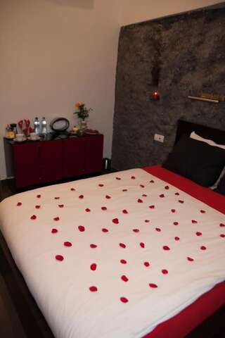 Апарт-отели Komorowski Luxury Guest Rooms Краков Номер с кроватью размера «queen-size»-11